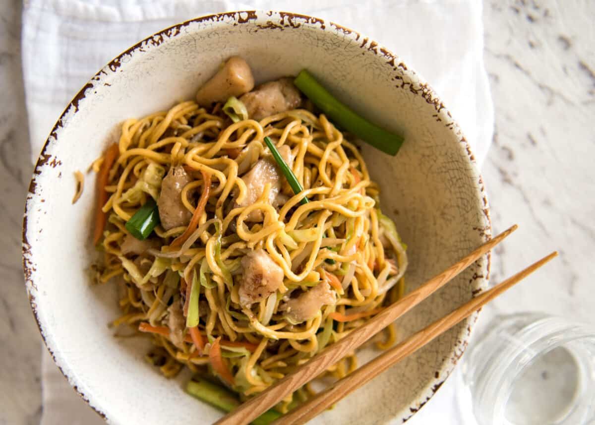 This Chow Mein really does taste like what you get from Chinese restaurants. The secret is getting the sauce right! dev.recipetineats.com