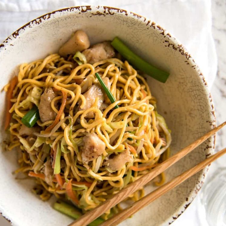 This Chow Mein really does taste like what you get from Chinese restaurants. The secret is getting the sauce right! dev.recipetineats.com