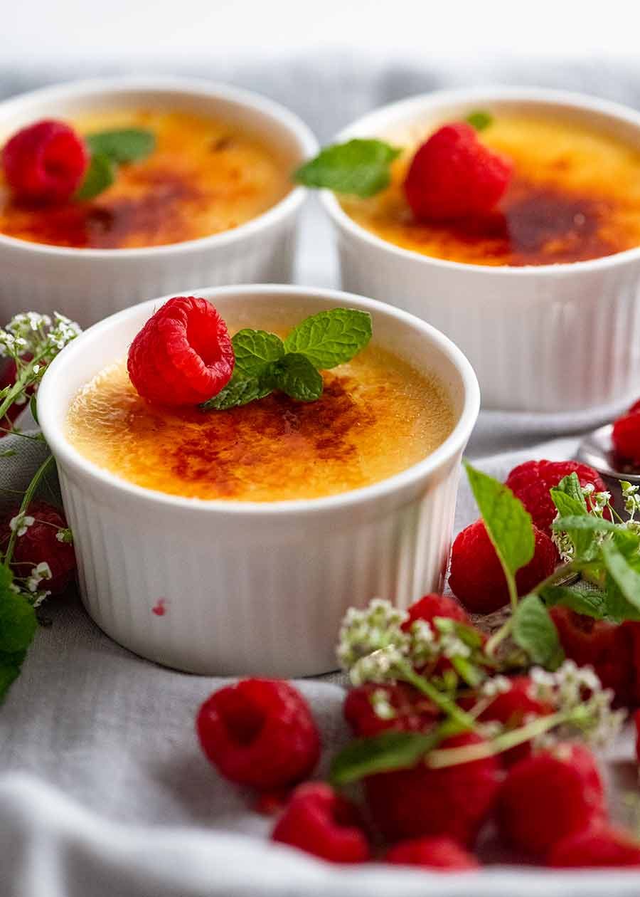 Creme Br&ucirc;l&eacute;e in white pots, ready to be served