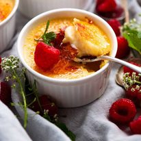 Spoon scooping up Creme Br&ucirc;l&eacute;e