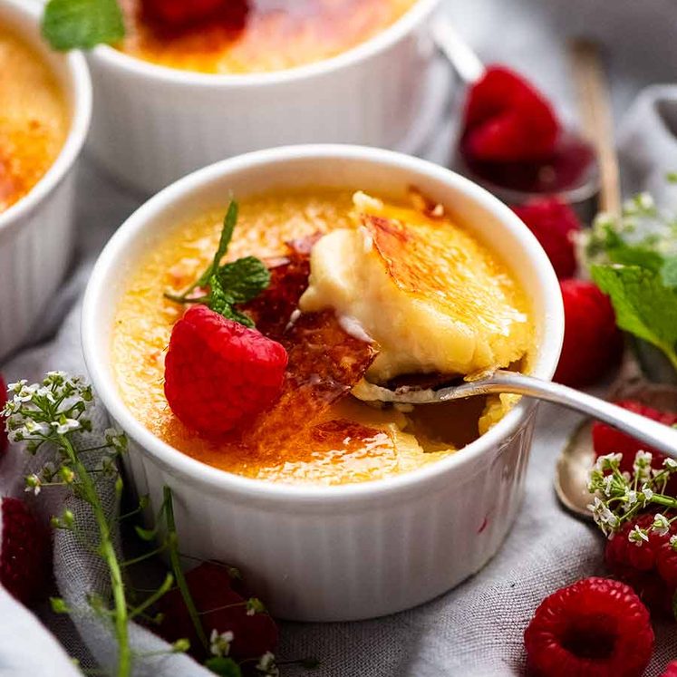 Spoon scooping up Creme Br&ucirc;l&eacute;e