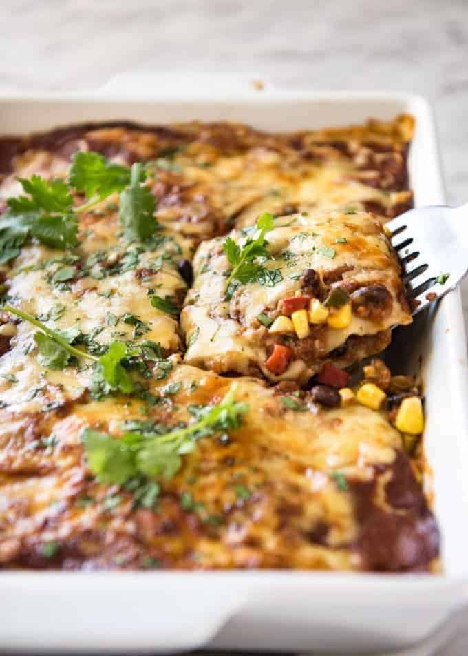 Vegetarian Mexican Caserole (Lasagna) - Fresh, healthy and loaded with Mexican flavours, just 342 calories per serving! dev.recipetineats.com