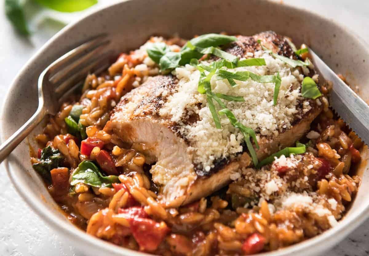 Risoni Pasta Recipe with Chicken - Italian Chicken with a tomato basil risoni pasta recipe, all made in one pot! Quick, super tasty 30 minute meal. dev.recipetineats.com