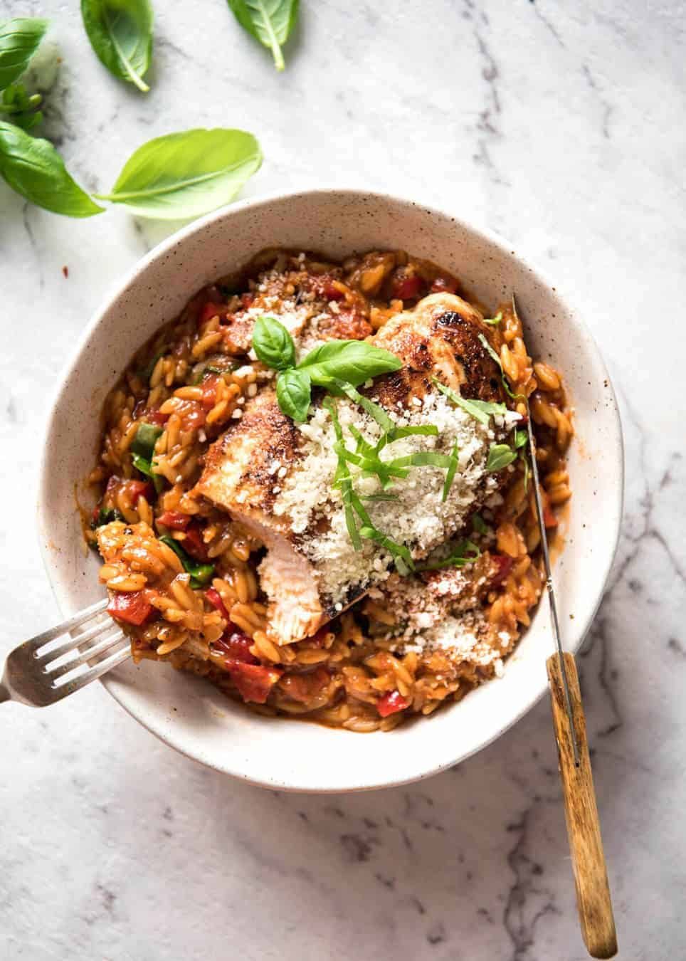 Risoni Pasta Recipe with Chicken - Italian Chicken with a tomato basil risoni pasta recipe, all made in one pot! Quick, super tasty 30 minute meal. dev.recipetineats.com