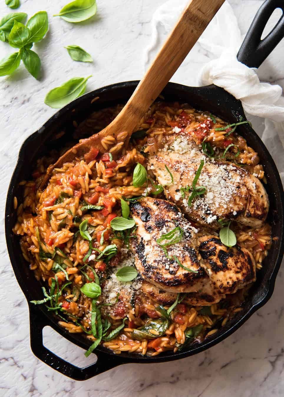 Risoni Pasta Recipe with Chicken - Italian Chicken with a tomato basil risoni pasta recipe, all made in one pot! Quick, super tasty 30 minute meal. dev.recipetineats.com