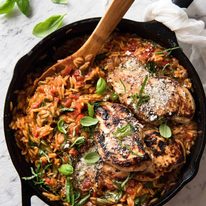 Risoni Pasta Recipe with Chicken - Italian Chicken with a tomato basil risoni pasta recipe, all made in one pot! Quick, super tasty 30 minute meal. dev.recipetineats.com