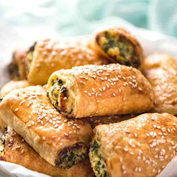 Spinach and Ricotta Rolls - a moist cheesy filling enclosed with buttery flaky puff pastry. Great make ahead for freezing! dev.recipetineats.com