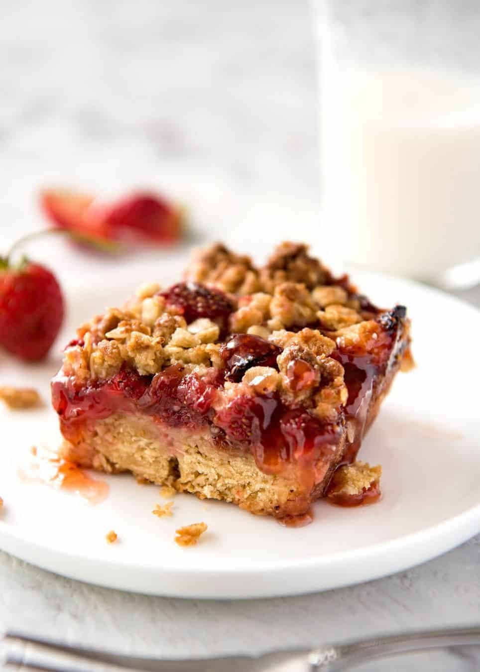 Fresh Strawberry Bars with a buttery biscuit base, topped with jam, fresh strawberries and a crumbly topping. No mixer, quick to make! dev.recipetineats.com