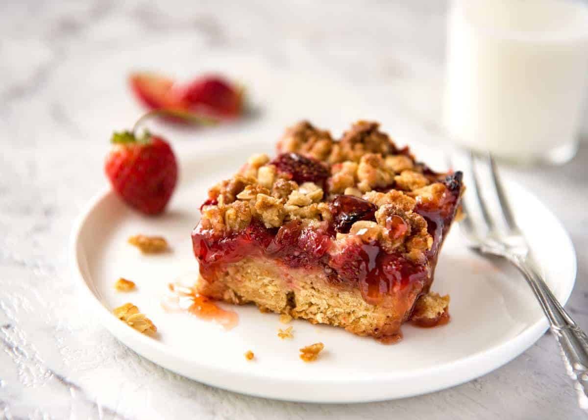 Fresh Strawberry Bars with a buttery biscuit base, topped with jam, fresh strawberries and a crumbly topping. No mixer, quick to make! dev.recipetineats.com
