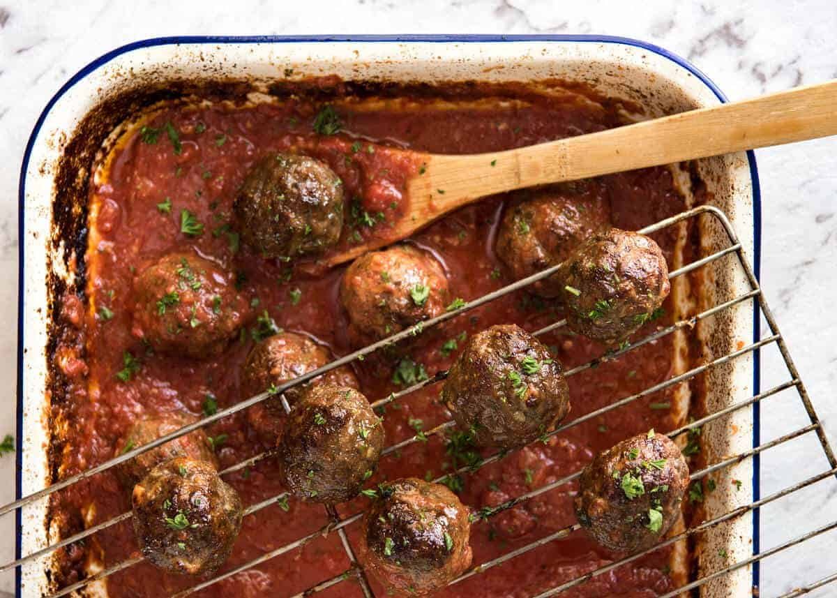 Both the Oven Baked Italian Meatballs AND sauce are made entirely in the oven! The meatballs are extra soft and juicy, and tomato sauce fantastic for pouring over pasta. dev.recipetineats.com