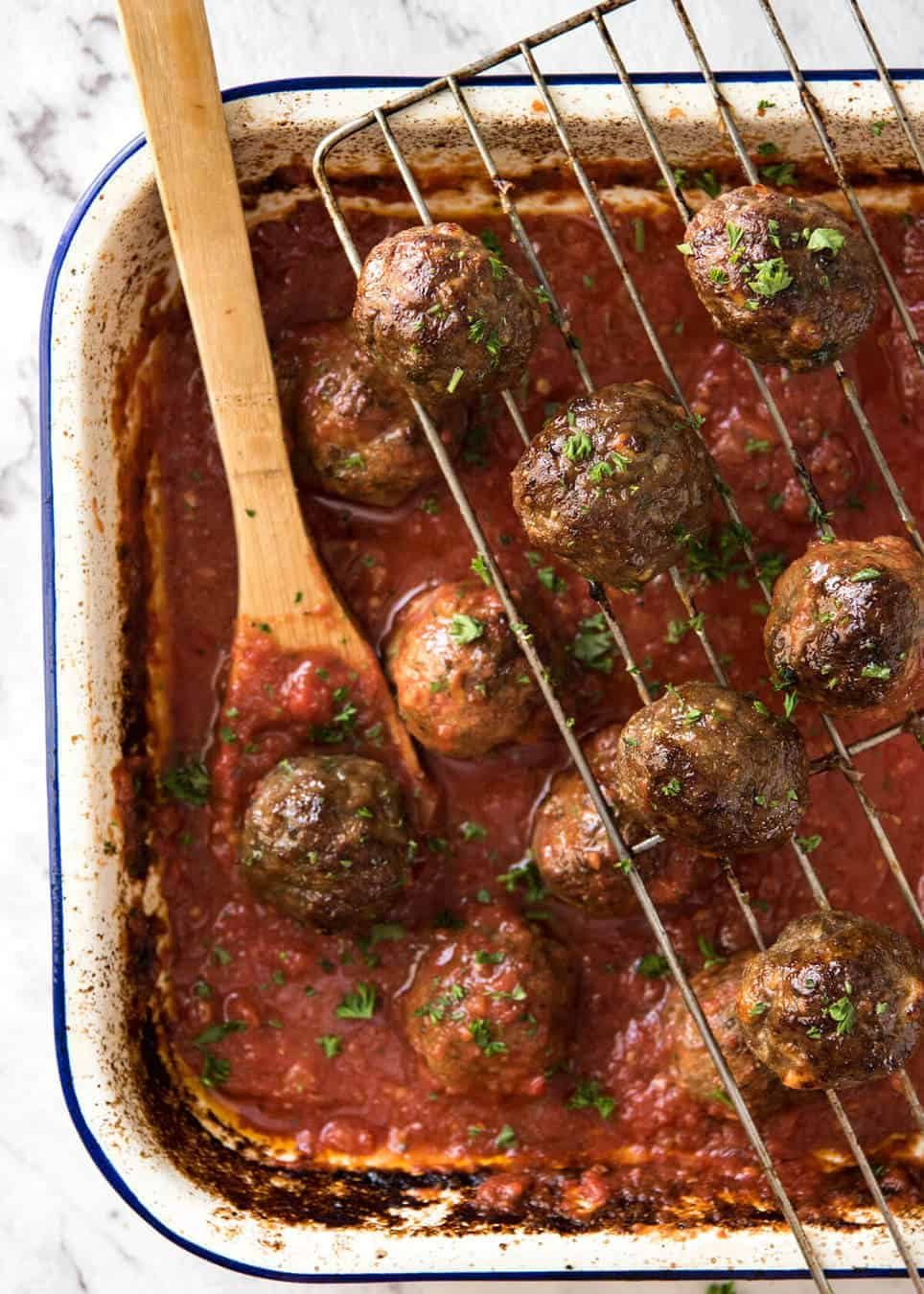 Both the Oven Baked Italian Meatballs AND sauce are made entirely in the oven! The meatballs are extra soft and juicy, and tomato sauce fantastic for pouring over pasta. dev.recipetineats.com