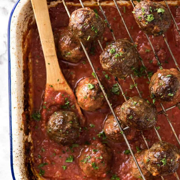 Both the Oven Baked Italian Meatballs AND sauce are made entirely in the oven! The meatballs are extra soft and juicy, and tomato sauce fantastic for pouring over pasta. dev.recipetineats.com