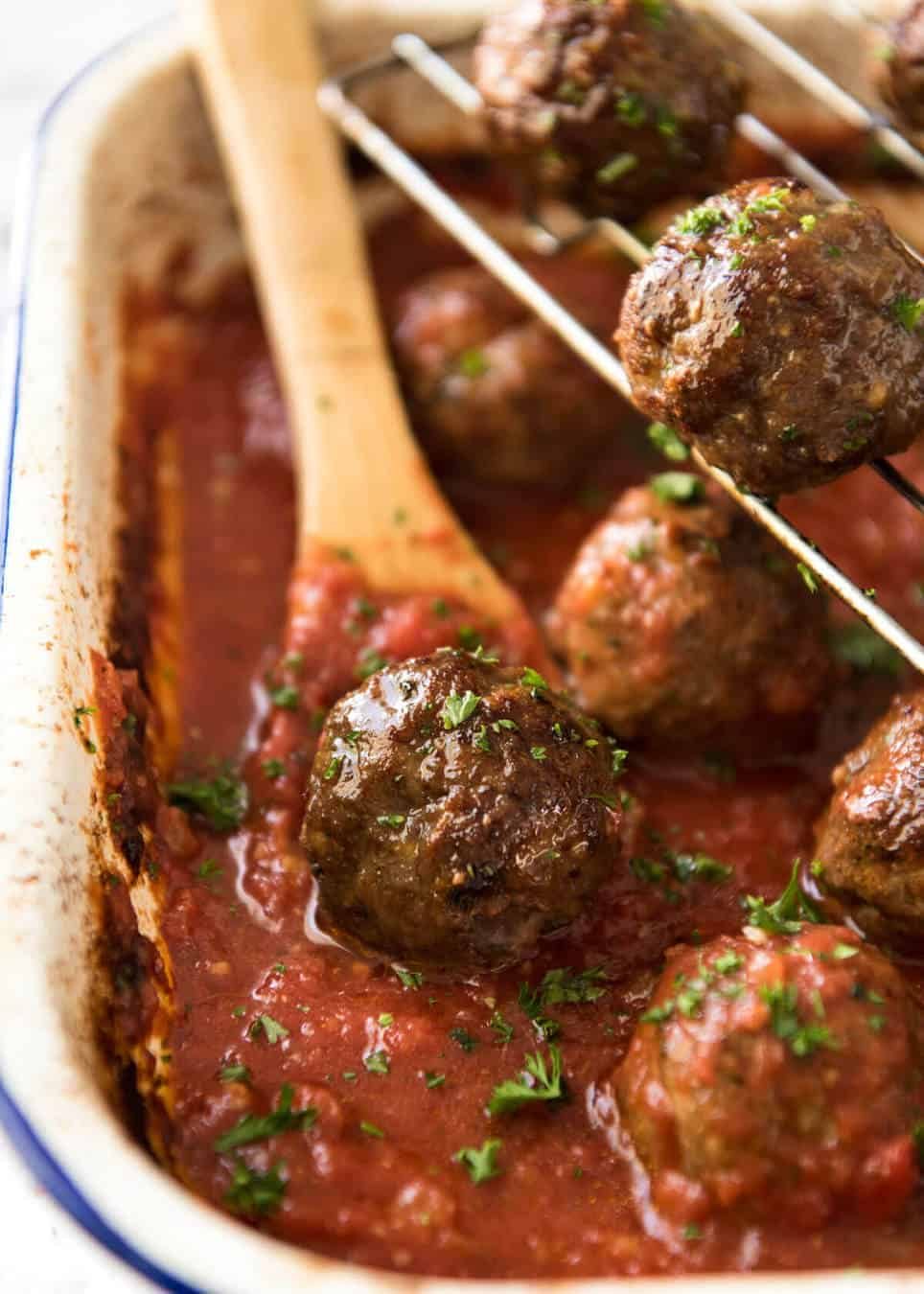 Both the Oven Baked Italian Meatballs AND sauce are made entirely in the oven! The meatballs are extra soft and juicy, and tomato sauce fantastic for pouring over pasta. dev.recipetineats.com