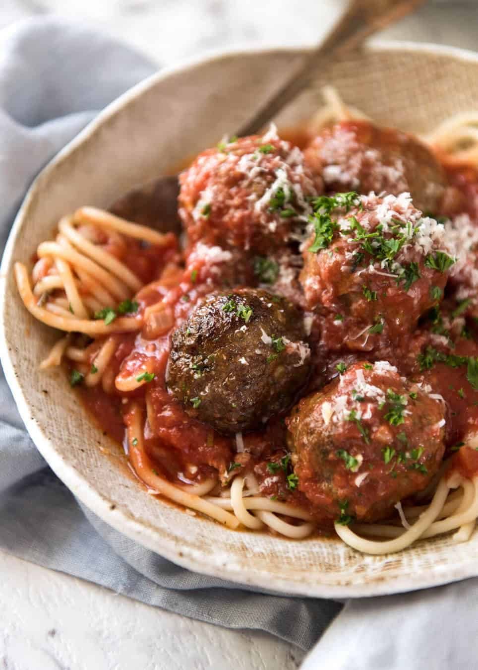 Both the Oven Baked Italian Meatballs AND sauce are made entirely in the oven! The meatballs are extra soft and juicy, and tomato sauce fantastic for pouring over pasta. dev.recipetineats.com
