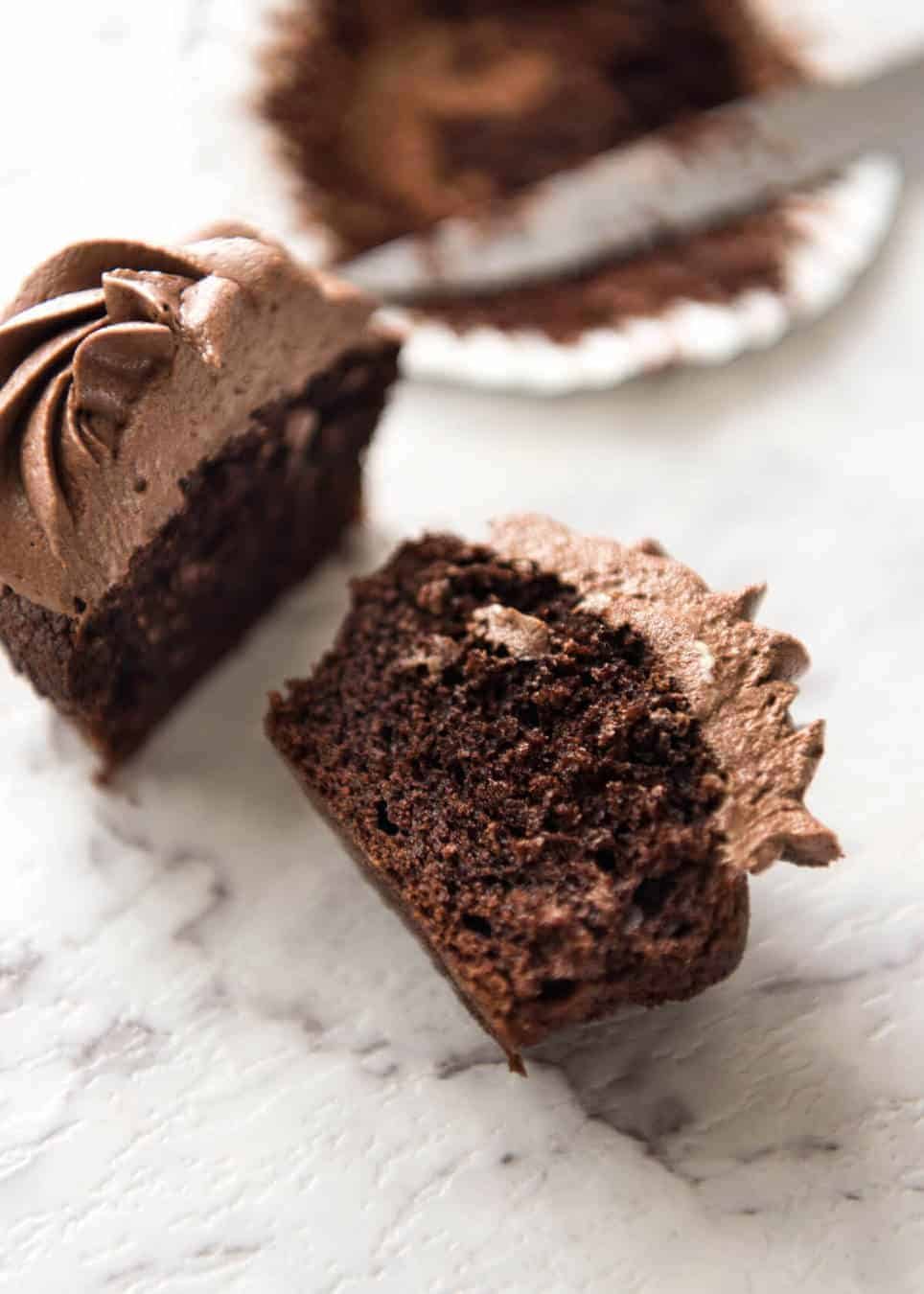 No stand mixer required to make the Best EASY Chocolate Cupcakes. Moist, deeply chocolatey with a tender crumb, these are unbelievably fast & easy. dev.recipetineats.com