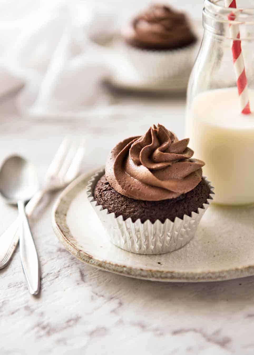 No stand mixer required to make the Best EASY Chocolate Cupcakes. Moist, deeply chocolatey with a tender crumb, these are unbelievably fast & easy. dev.recipetineats.com