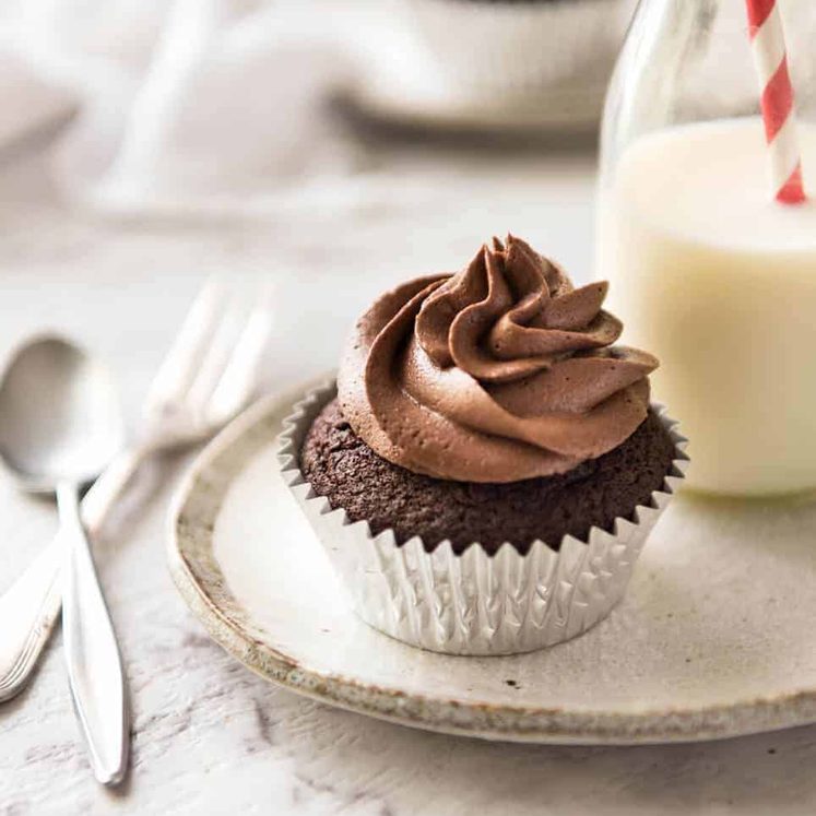 No stand mixer required to make the Best EASY Chocolate Cupcakes. Moist, deeply chocolatey with a tender crumb, these are unbelievably fast & easy. dev.recipetineats.com