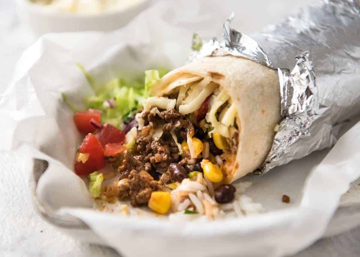 A great everyday Beef Burrito, made with super tasty seasoned beef filling. Fresh and freezable versions! dev.recipetineats.com