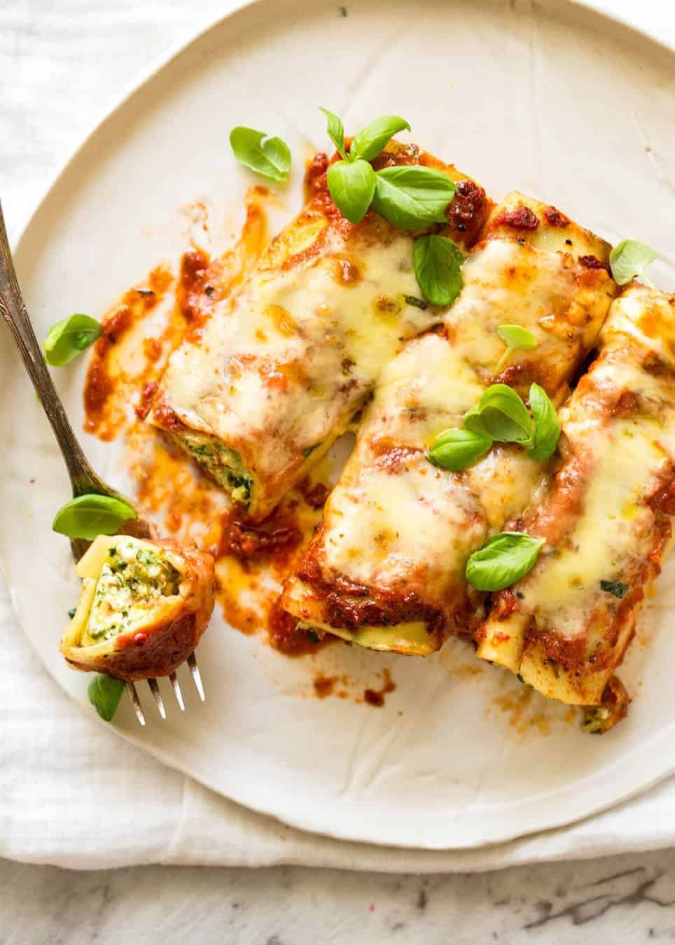 Imagine coming home to this Spinach Ricotta Cannelloni.... dev.recipetineats.com