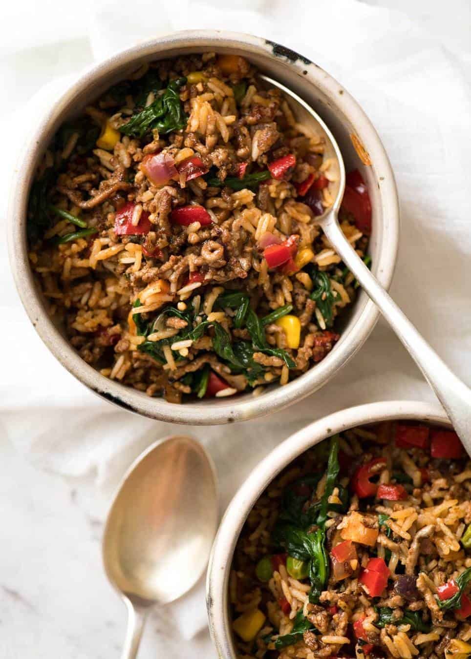 One Pot Ground Beef and Rice with loads of veggies - Browned beef cooked with seasoned rice and vegetables. A fast, super tasty complete meal! dev.recipetineats.com