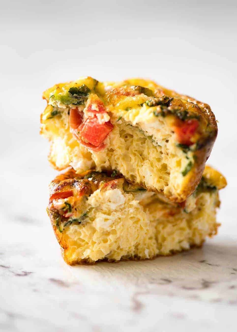 Healthy doesn't have to be bland! These Healthy Egg Muffins are a great grab & go breakfast option. Egg, spinach, feta, cherry tomatoes and bell peppers/capsicum. dev.recipetineats.com