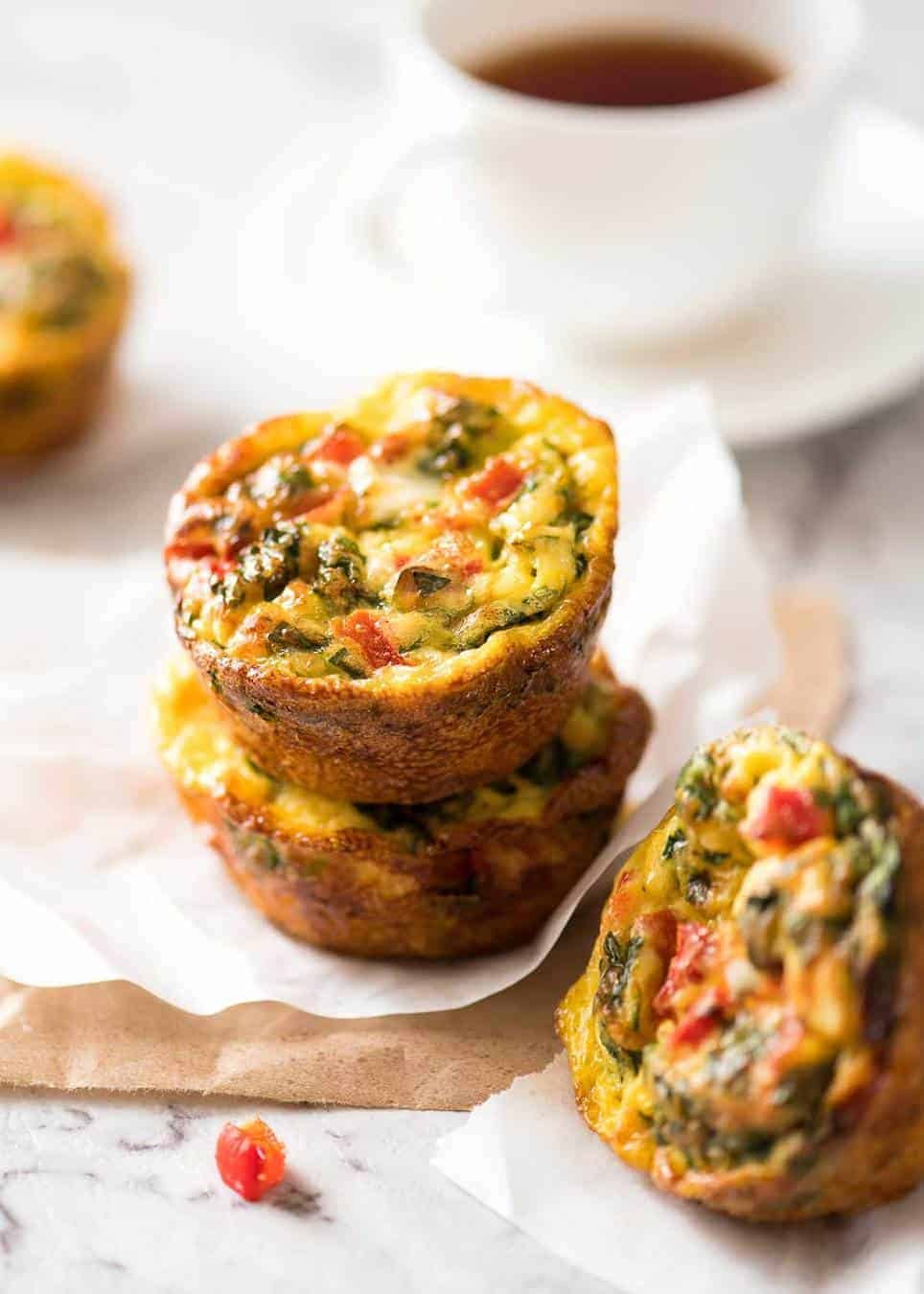 Healthy doesn't have to be bland! These Healthy Egg Muffins are a great grab & go breakfast option. Egg, spinach, feta, cherry tomatoes and bell peppers/capsicum. dev.recipetineats.com