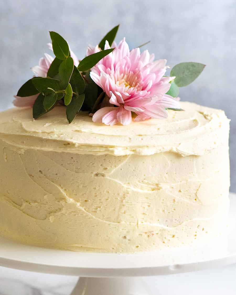 Fresh flowers decorated cake