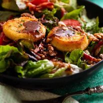 Close up photo of Warm French Goat's Cheese Salad (Salade de Ch&ecirc;vre Chaud) ready to be eaten