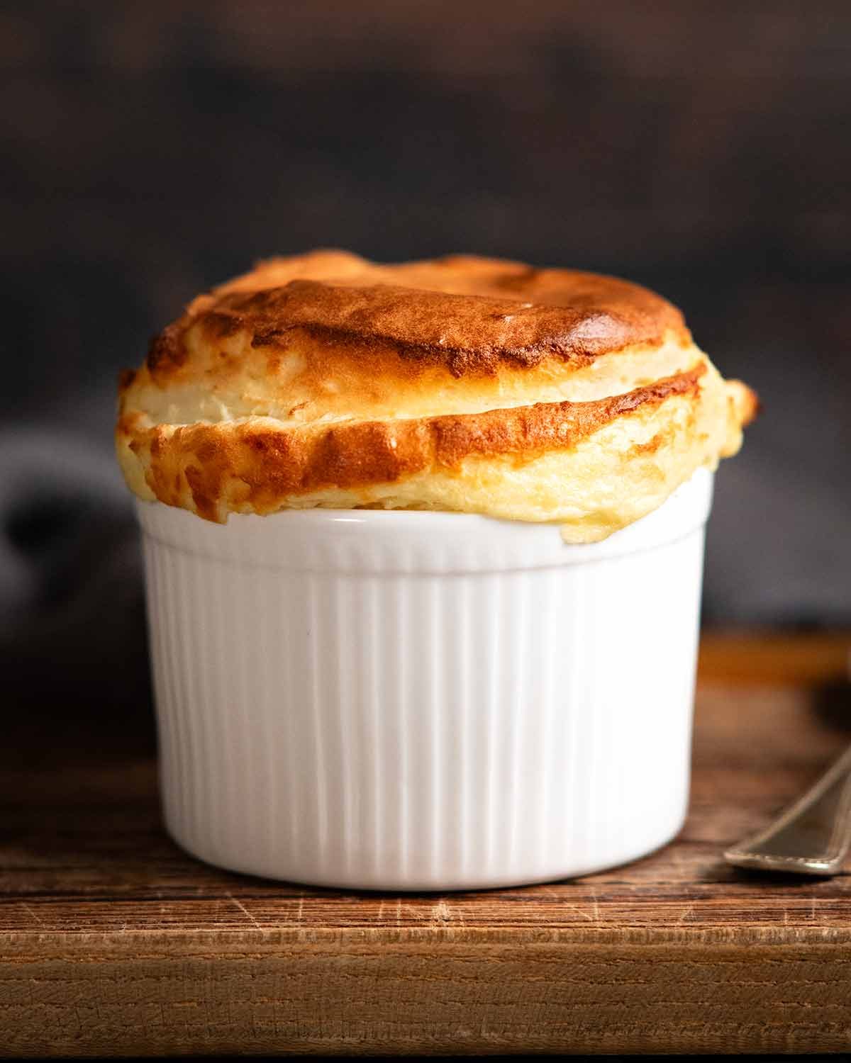 Cheese souffl&eacute; (souffl&eacute; au fromage)