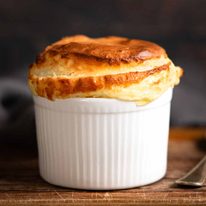Cheese souffl&eacute; (souffl&eacute; au fromage)