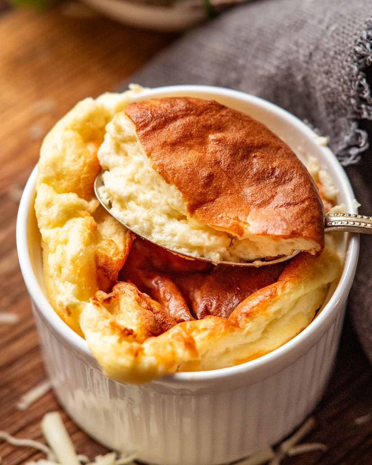 Cheese souffl&eacute; (souffl&eacute; au fromage)